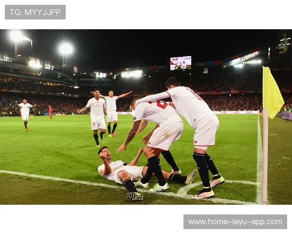 塞维利亚外脚背远射展现功力 塞维利亚外脚背远射展现功力